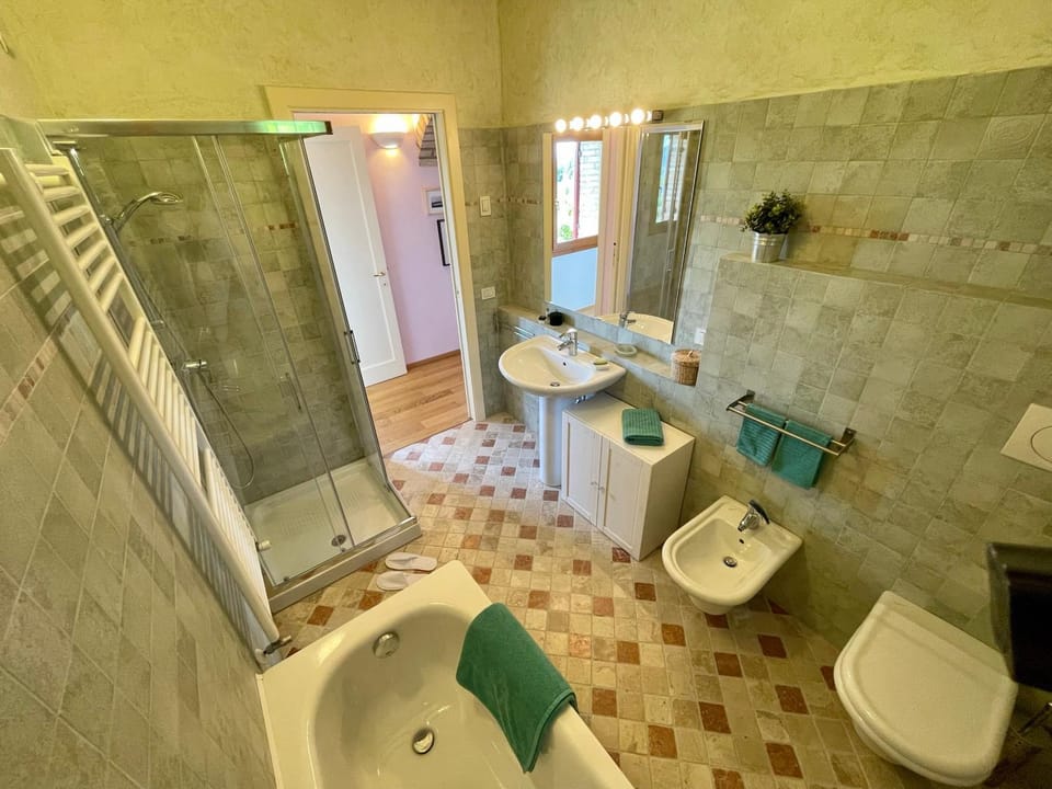 Shower, Toilet, Bathroom, Bath, bidet, towels