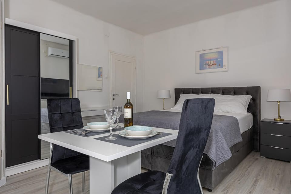 Bed, Dining area, Bedroom