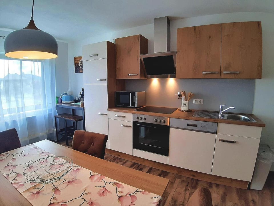 Kitchen or kitchenette, Dining area