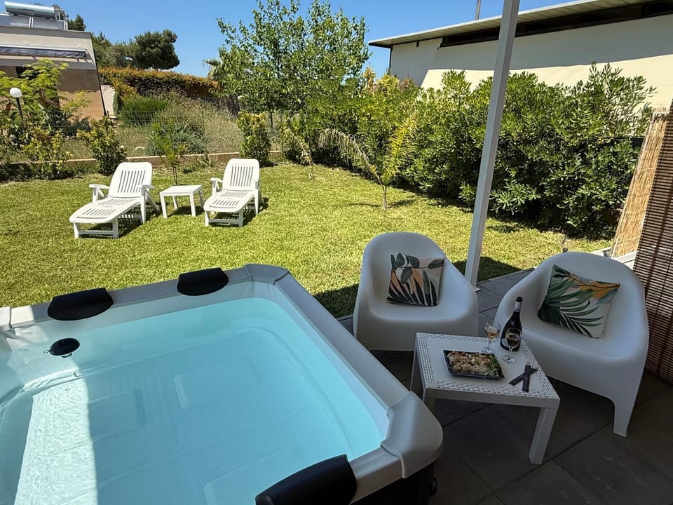 Garden, Hot Tub, Pool view