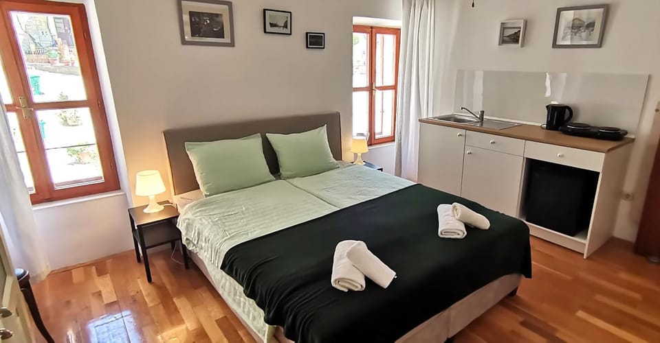 Bed, Kitchen or kitchenette, Photo of the whole room, Bedroom