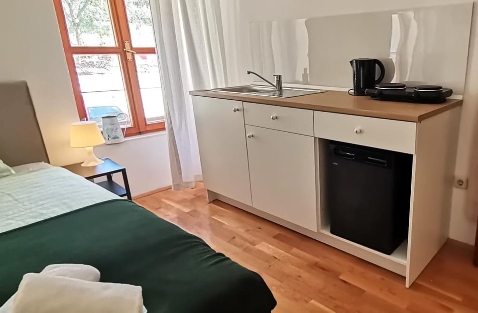 Bed, Kitchen or kitchenette, Bedroom