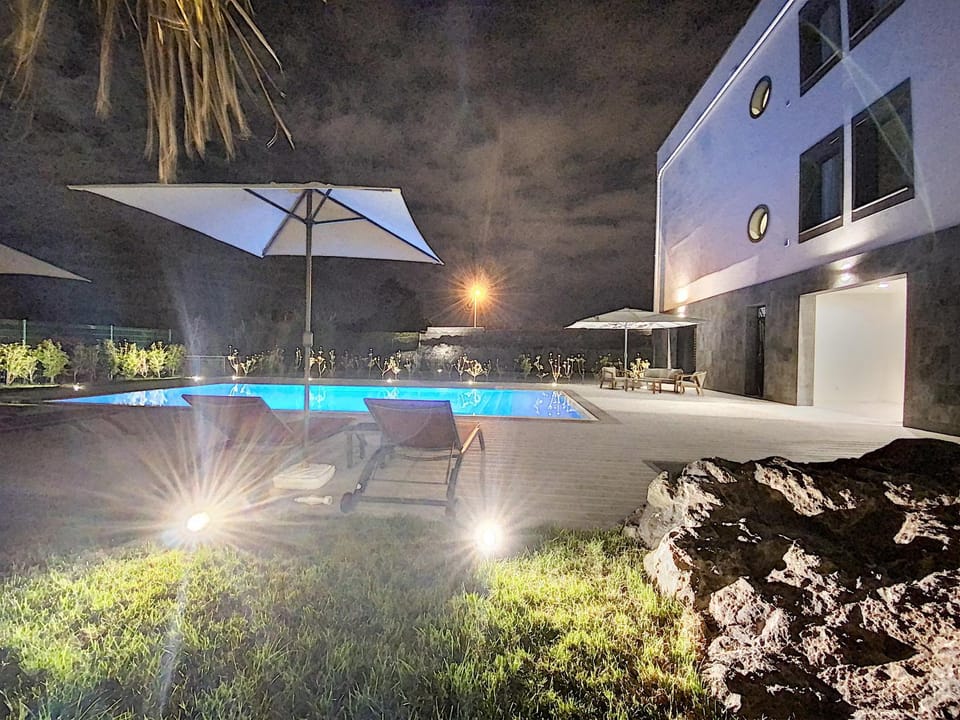 Patio, Swimming pool, sunbed