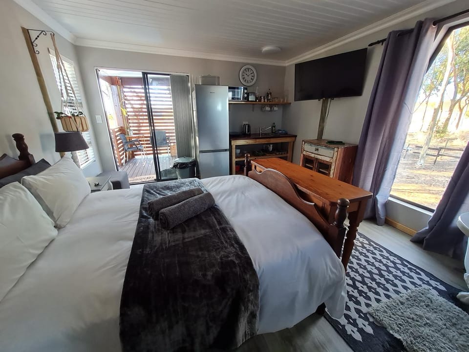 Bed, TV and multimedia, Living room, Photo of the whole room, Bedroom