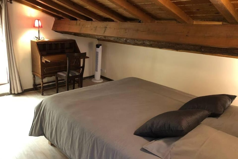 Seating area, Bedroom, fireplace