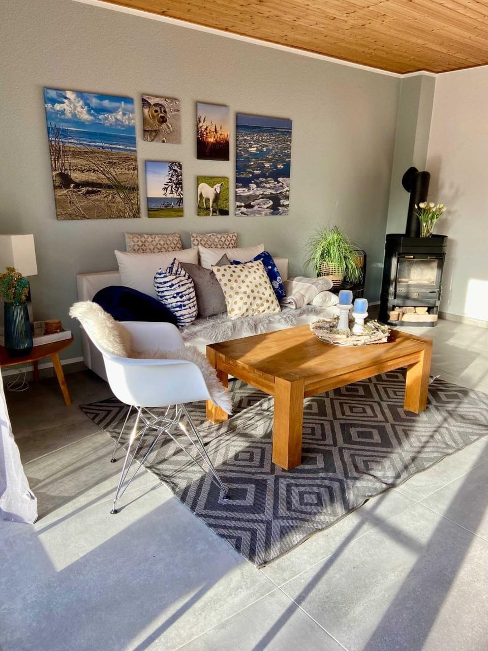 Decorative detail, Seating area, flat iron