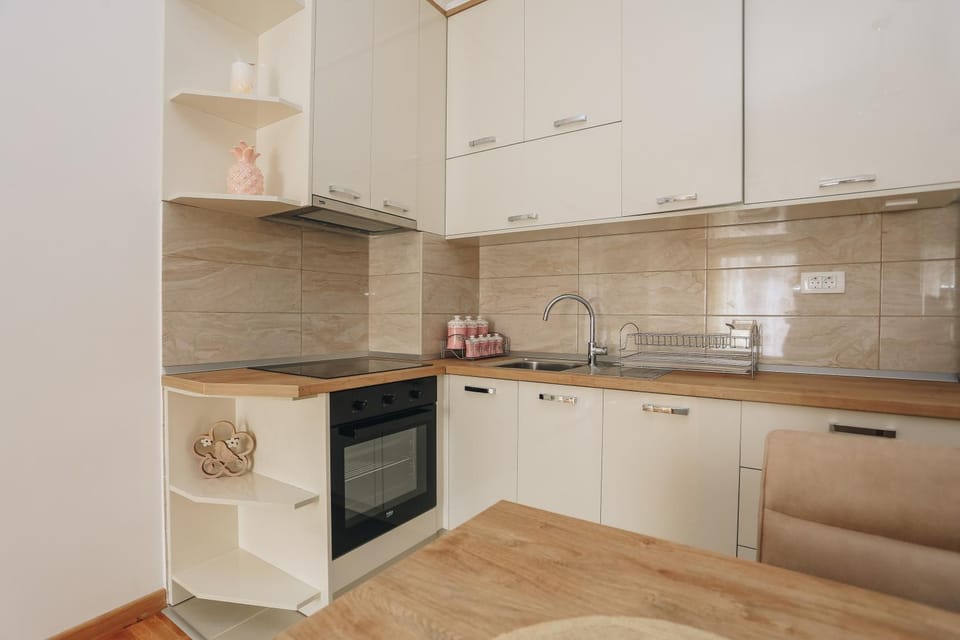 Kitchen or kitchenette, dishwasher, stove