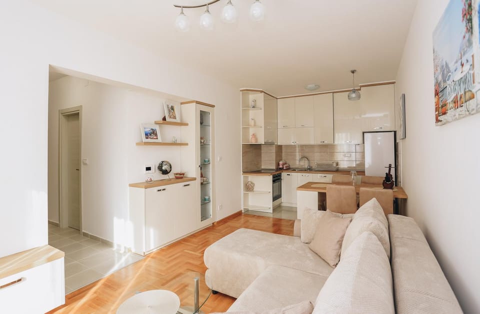 Kitchen or kitchenette, Seating area, Dining area