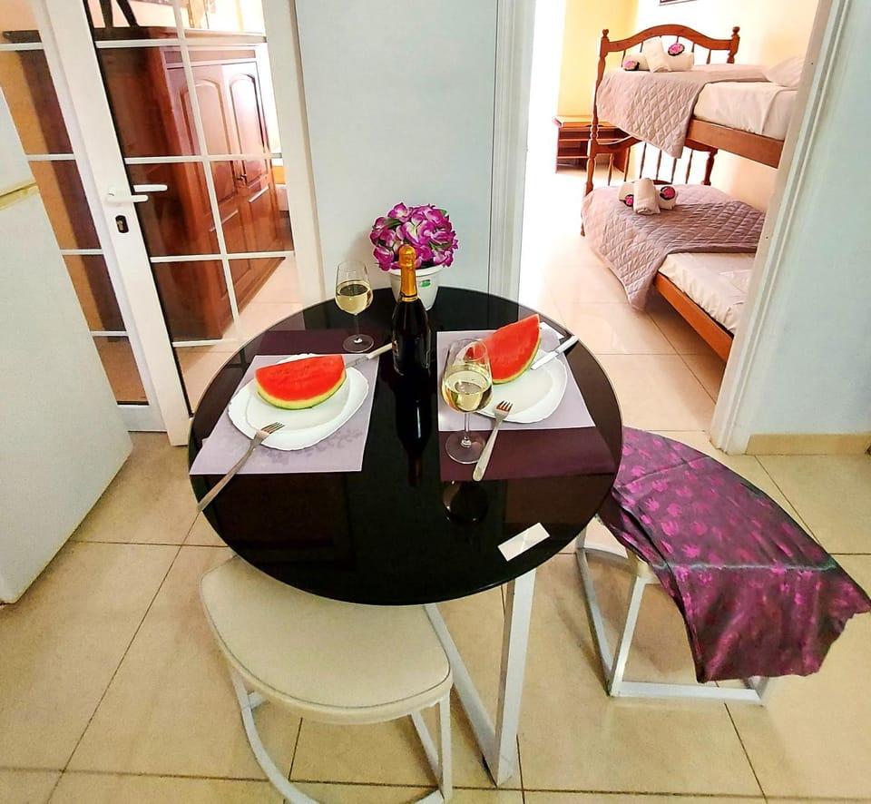 Photo of the whole room, Dining area