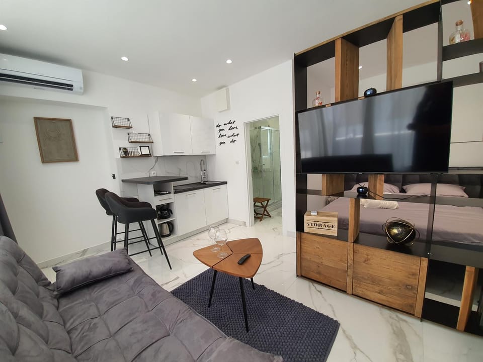 Kitchen or kitchenette, Living room