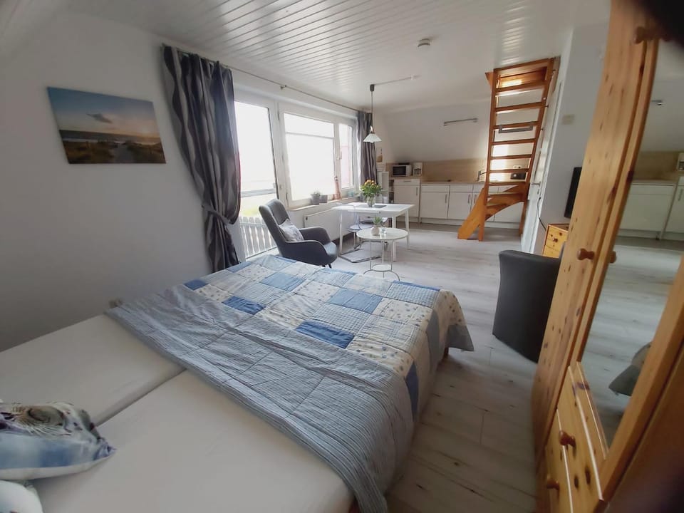 Bed, Living room, Photo of the whole room, Seating area, Bedroom