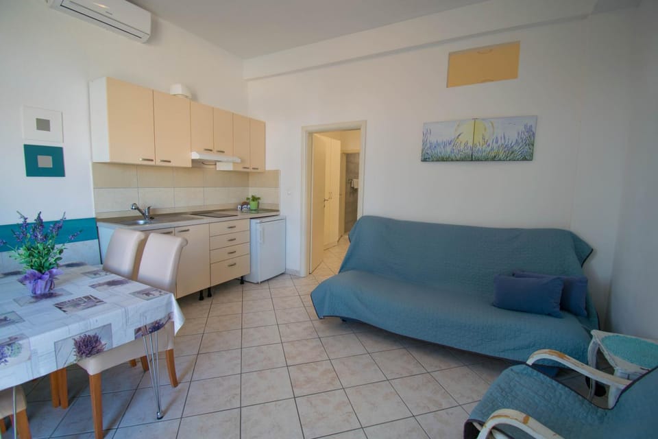 Kitchen or kitchenette, Living room, Seating area, Dining area