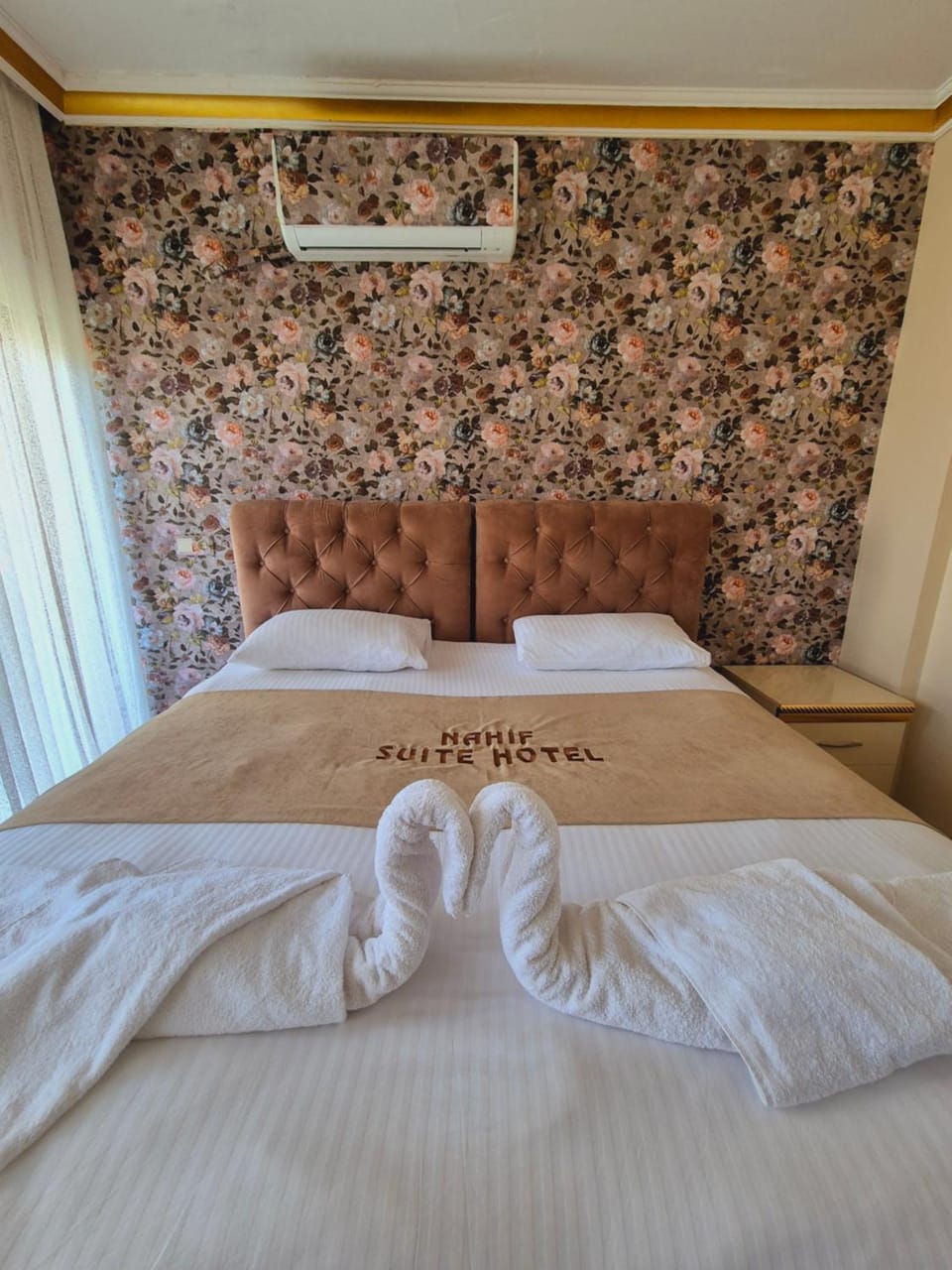Bed, Bedroom, towels