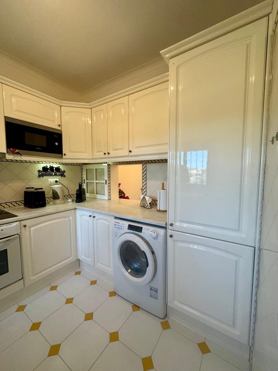 Kitchen or kitchenette, Communal kitchen, dishwasher, minibar, oven, stove, toaster, washing machine, dryer, kitchen