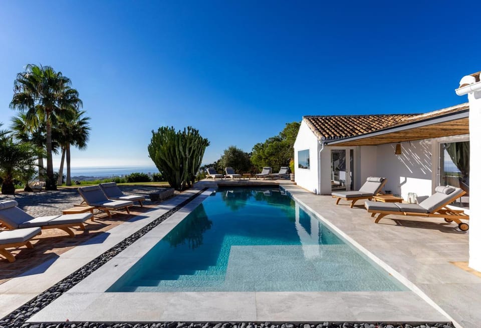 Property building, Natural landscape, Garden, View (from property/room), City view, Garden view, Mountain view, Pool view, Sea view, Swimming pool, Swimming pool, sunbed