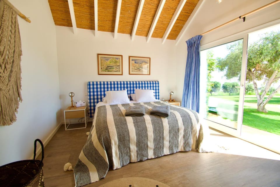 Patio, Bed, Photo of the whole room, Bedroom, Garden view, Pool view, Sea view, air conditioner