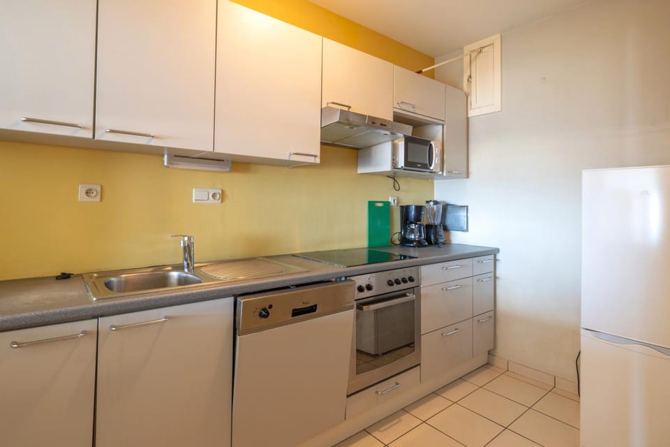 Kitchen or kitchenette, dishwasher, oven, kitchen