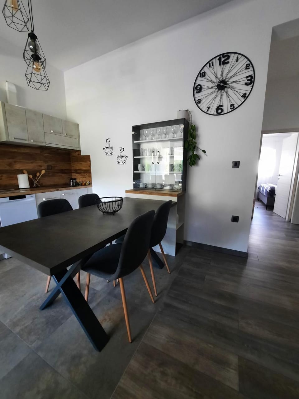 Kitchen or kitchenette, Dining area