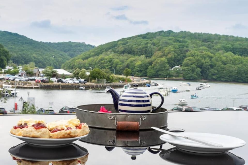 Large House in Looe, Near Beach and Bars with Great Views, Free Parking and Free Access to a Nearby Indoor Swimming Pool House in Looe