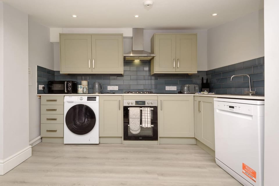 Large House in Looe, Near Beach and Bars with Great Views, Free Parking and Free Access to a Nearby Indoor Swimming Pool House in Looe