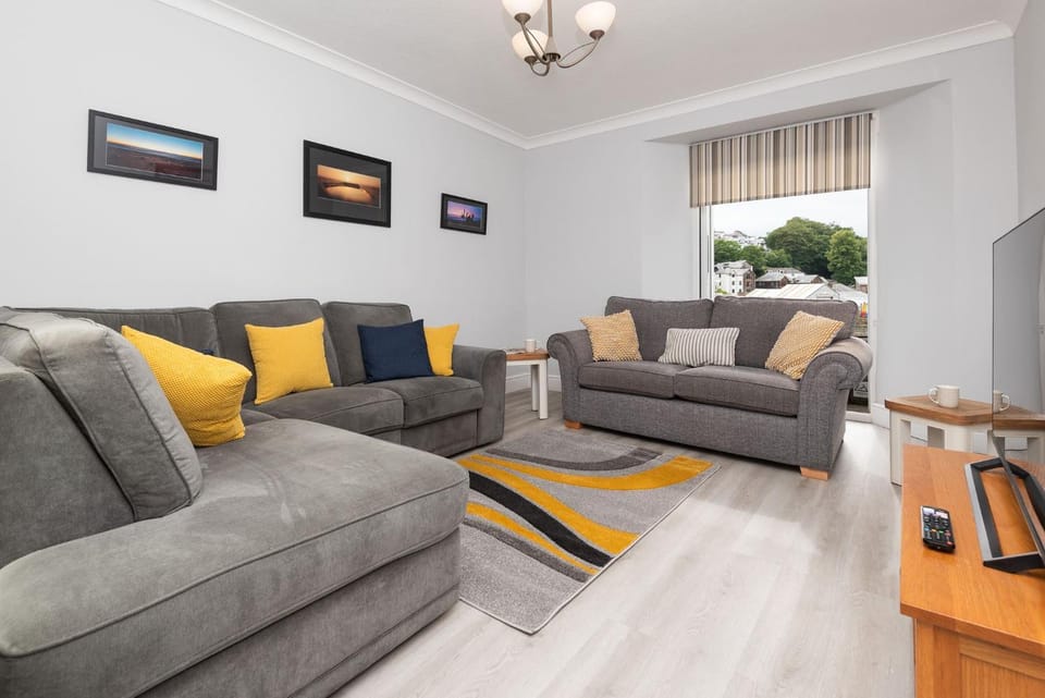 Large House in Looe, Near Beach and Bars with Great Views, Free Parking and Free Access to a Nearby Indoor Swimming Pool House in Looe