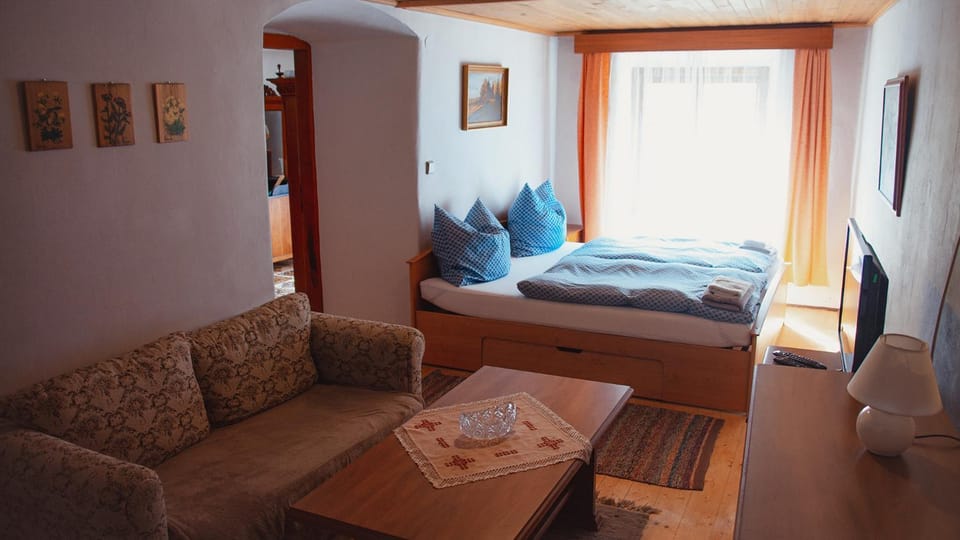TV and multimedia, Living room, Photo of the whole room, Seating area, Bedroom