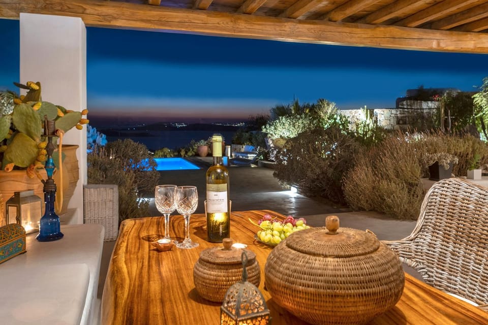 Food and drinks, Seating area, Dining area, Pool view, Sea view