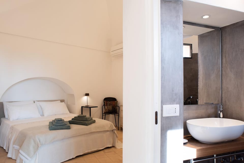 Bed, Bathroom, Photo of the whole room, Bedroom