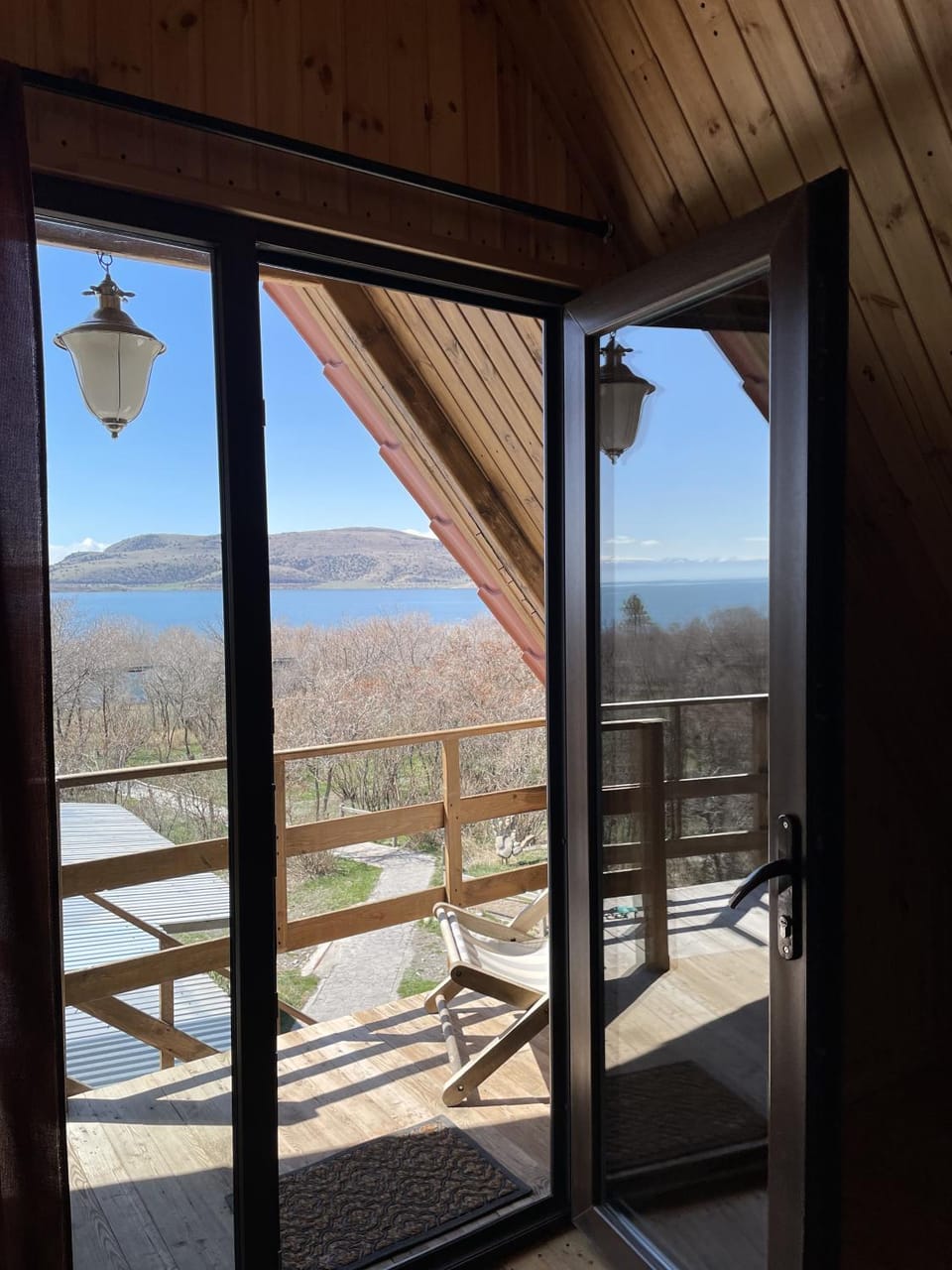 View (from property/room), Balcony/Terrace, Lake view, Mountain view