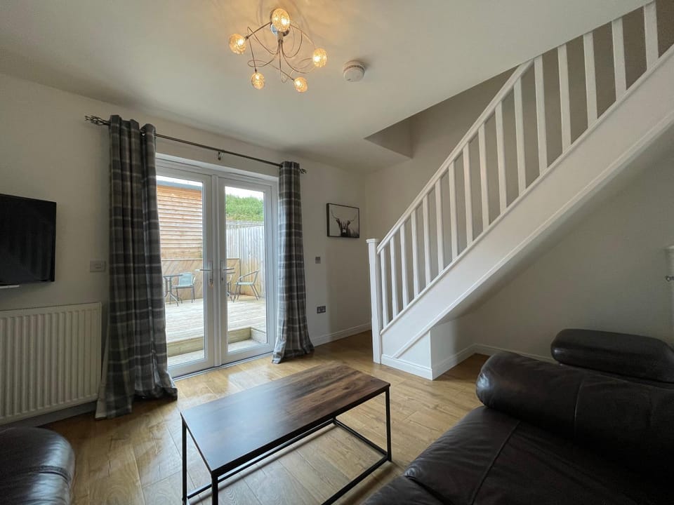 Gorsebank Mews, Stylish Modern 2-Bed Townhouse with Private Garden Villa in Inverness