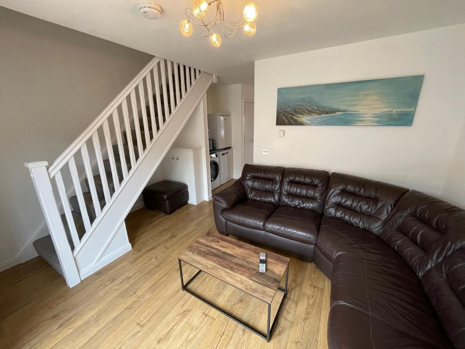 Gorsebank Mews, Stylish Modern 2-Bed Townhouse with Private Garden Villa in Inverness