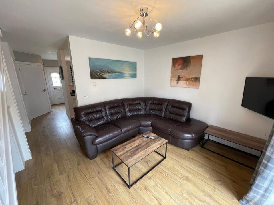 Gorsebank Mews, Stylish Modern 2-Bed Townhouse with Private Garden Villa in Inverness