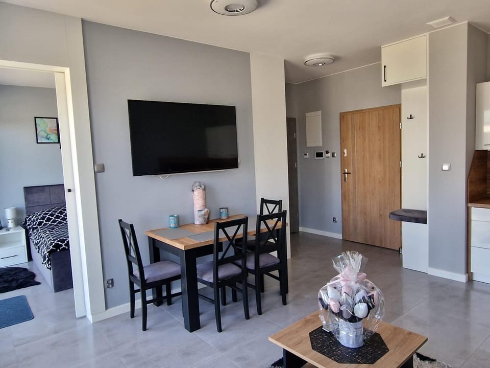Communal lounge/ TV room, TV and multimedia, Living room, Seating area, Evening entertainment