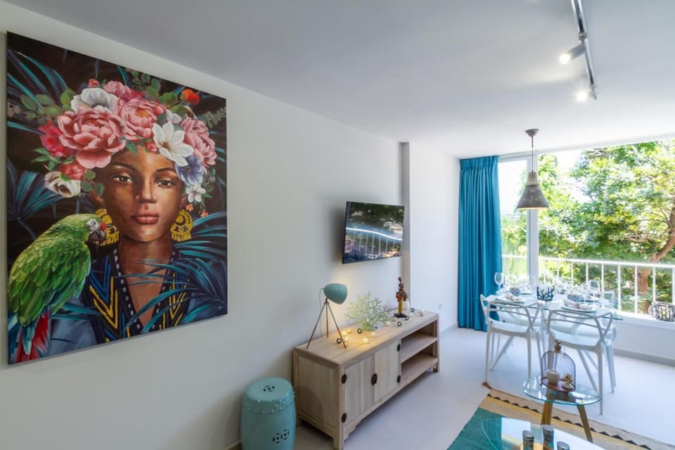 TV and multimedia, View (from property/room), Living room, Decorative detail, Dining area
