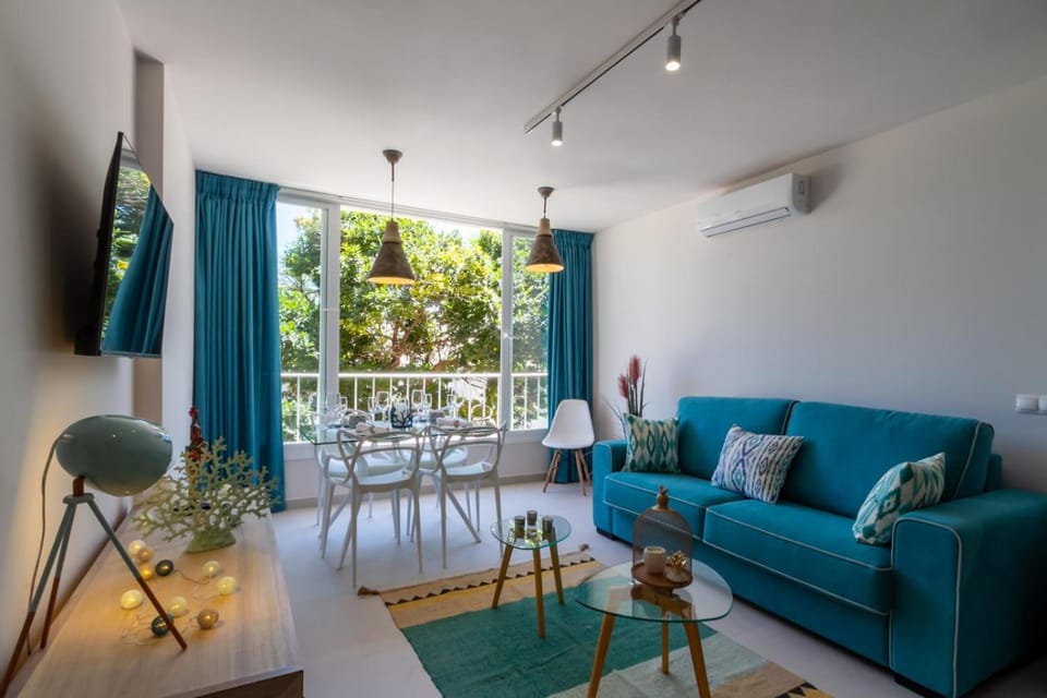 View (from property/room), Living room, Seating area, Dining area, air conditioner