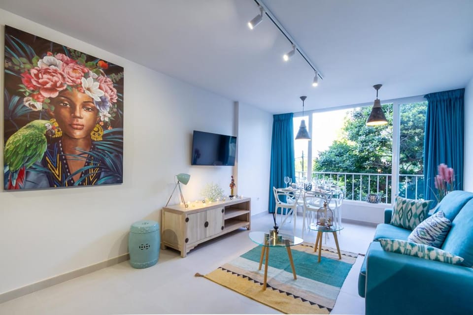 Communal lounge/ TV room, TV and multimedia, Living room, Seating area, Dining area