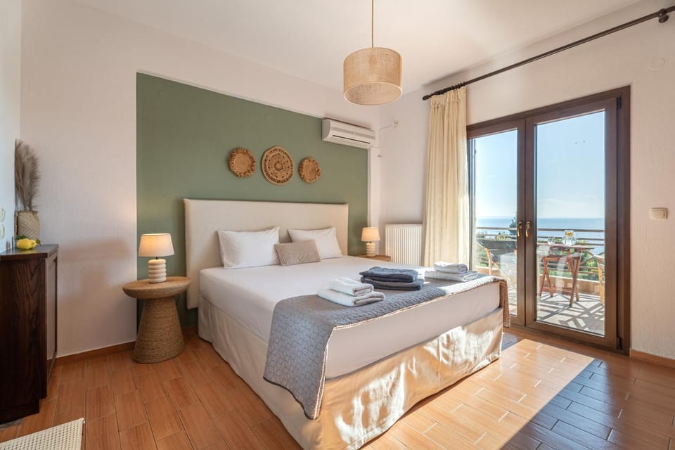 Bed, Natural landscape, View (from property/room), Balcony/Terrace, Photo of the whole room, Seating area, Bedroom, Sea view, towels