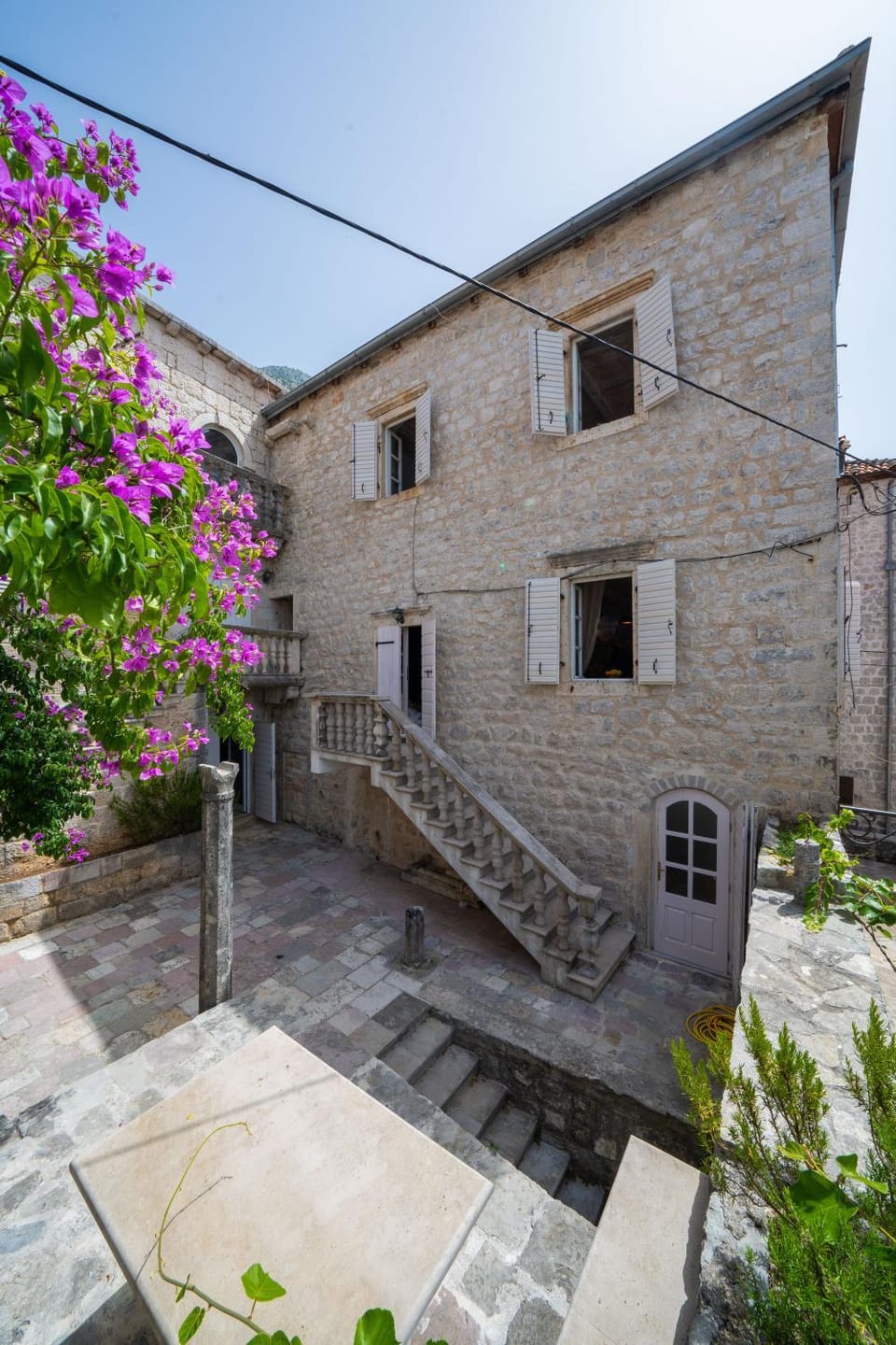 Balcony/Terrace, Entertainment