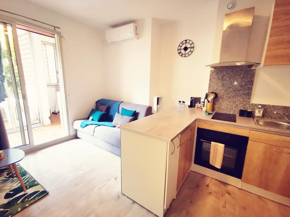 Kitchen or kitchenette, Dining area, Communal kitchen