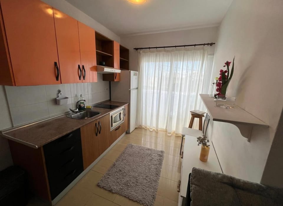 Kitchen or kitchenette, Dining area, minibar, stove