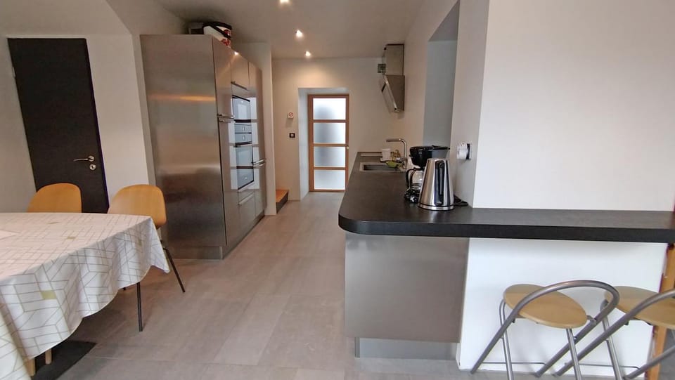 Restaurant/places to eat, Kitchen or kitchenette