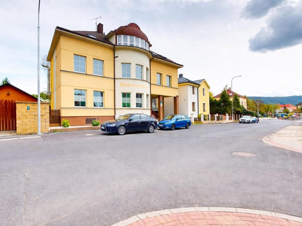 Property building, Neighbourhood, Location