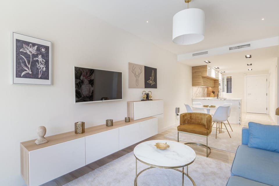 TV and multimedia, Living room, Lounge or bar, Seating area, Dining area