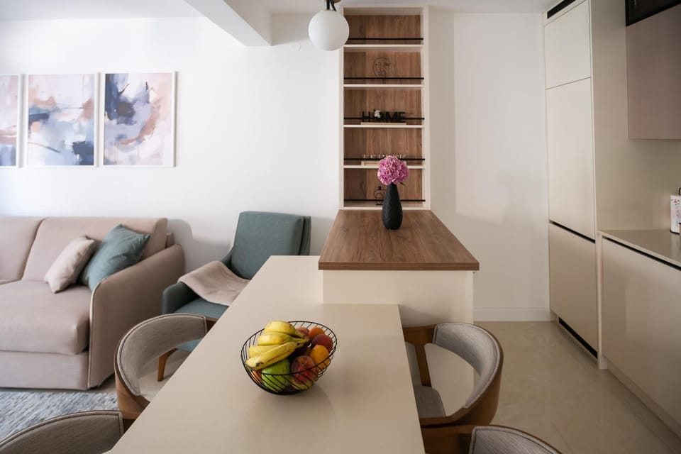 Kitchen or kitchenette, Seating area, Dining area