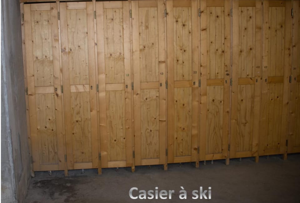 Courchevel 1550 – VERITABLE SKI AUX PIEDS – APPARTEMENT LES TOVETS T2 – 47m2 – 4P Apartment in Saint-Bon-Tarentaise