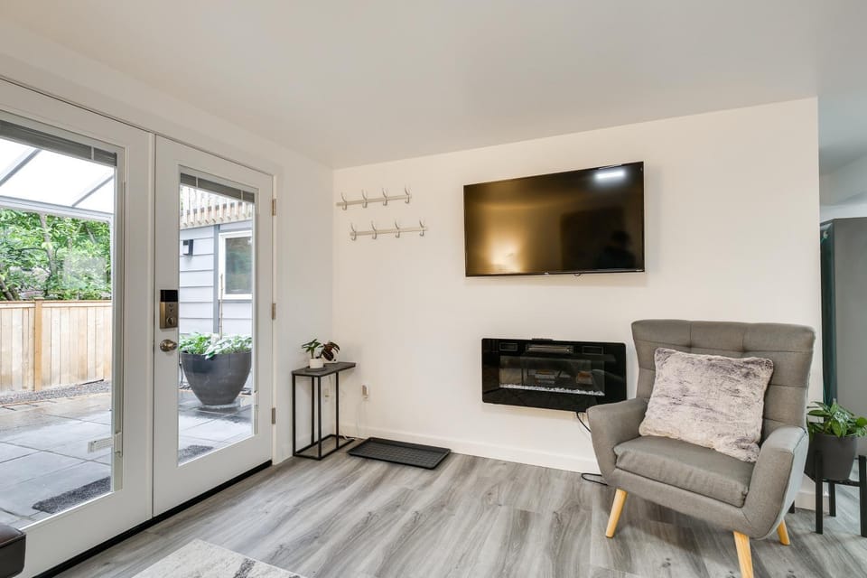 Patio and Grill Dog-Friendly Redmond Getaway! Apartment in Redmond