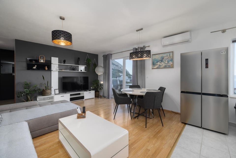 Living room, Dining area, pet friendly