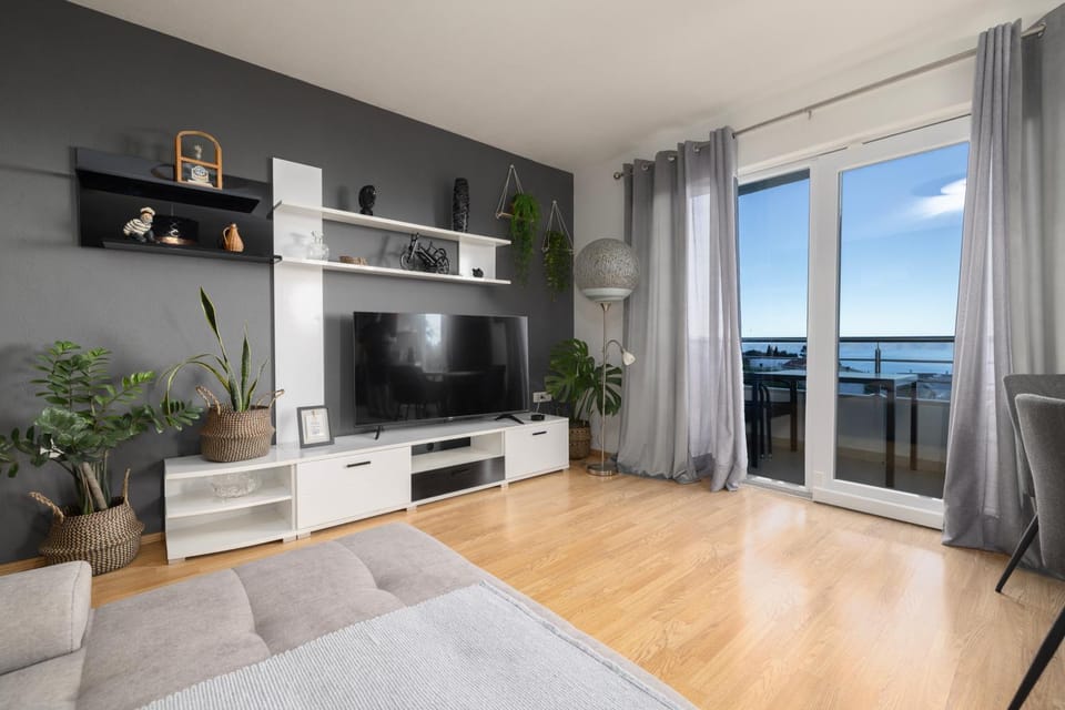 Natural landscape, TV and multimedia, Living room, Seating area, Sea view