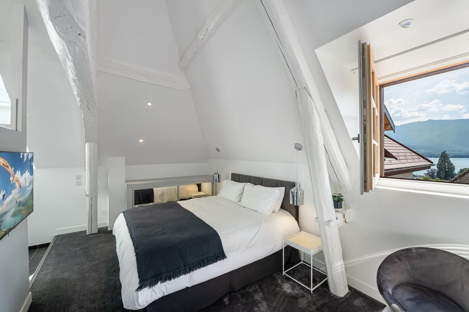 Photo of the whole room, Bedroom