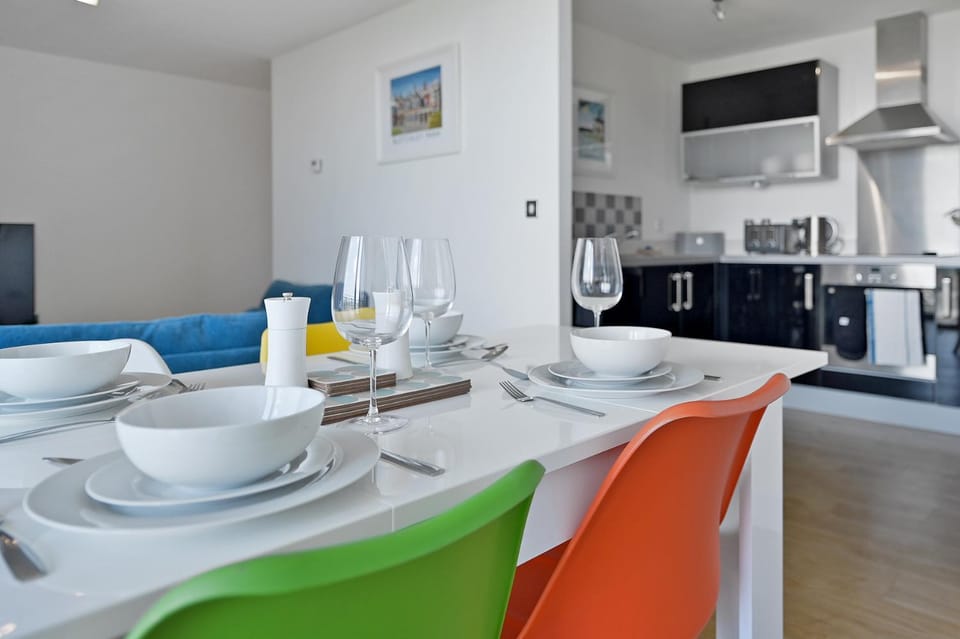 Kitchen or kitchenette, Living room, Seating area, Dining area